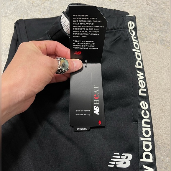 NWT Women’s Small (28” X 28”) New Balance Relentless Performance Fleece Pants - Picture 8 of 13